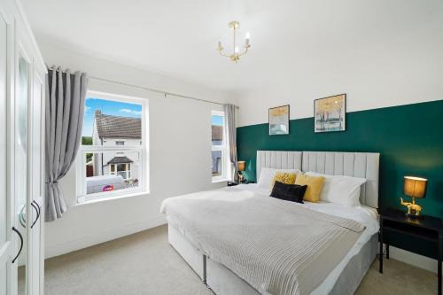 Bright 3BR Home in Bedford, Sleeps 5