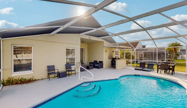 Bright 3BR pool home with screened lanai, Jacuzzi & near Disney parks