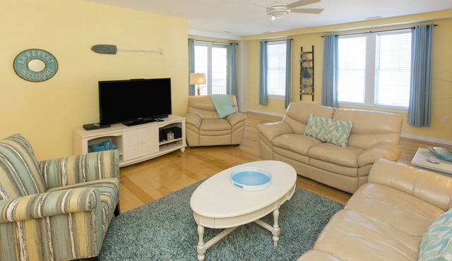 Bright 3rd-floor courtyard condo with balcony, pools, gym, & AC