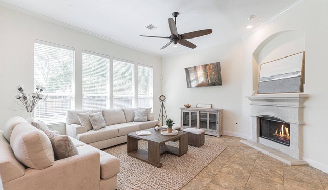 Bright 4 bdr w BIG backyard & Fire Pit!
