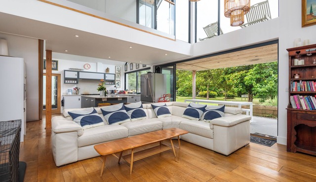 Bright 4 bed 4 bath Villa in historic Canterbury surrounded by Magnolia trees