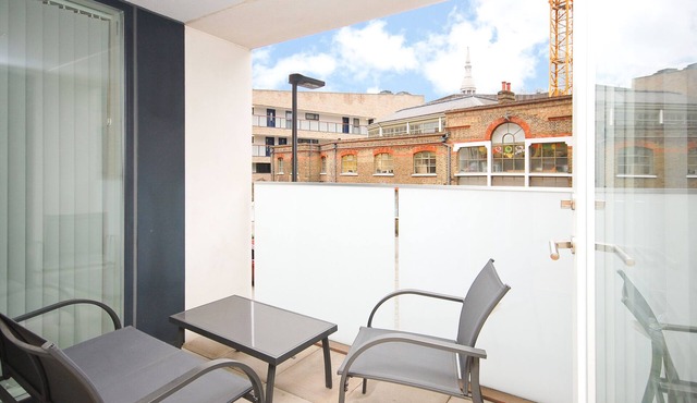 Bright 4 bedroom duplex sleeps 8, w/patio off Columbia Road in Shoreditch!