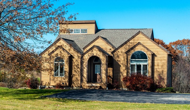 BRIGHT 4BR/4BA W/2 MASTER SUITES, SCREENED PORCH, DECK, FIRE PIT AND 6 TVs!