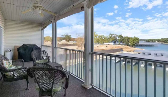 Bright 4BR Condo - Lake View - Water Front pool