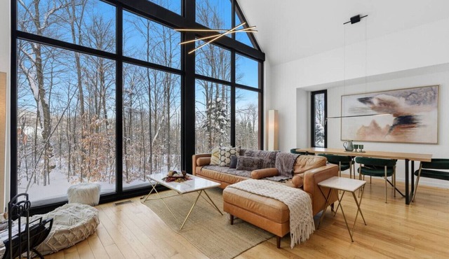 Bright 4BR Sunlit Chalet Hot Tub & Fireplace
