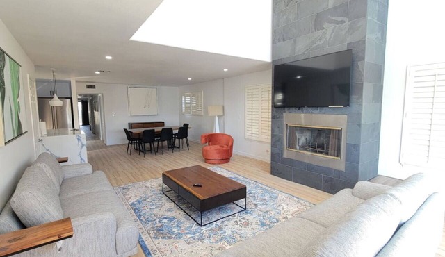 Bright 5 bdroom 3 bath w/Rooftop Deck by the Beach