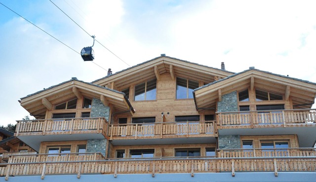 Bright 5 * Ski In, Ski Out Apartment on the slopes (3 bed, 3 bath)