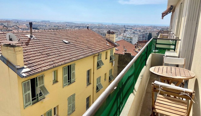 Bright 50 m² apartment with balcony