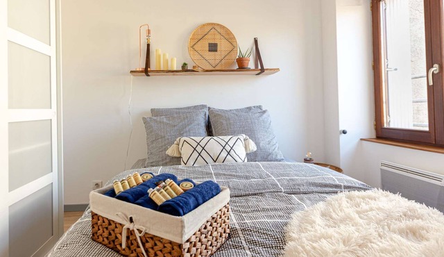 Bright 57 m² duplex apartment on 2nd floor, in the heart of Vieux Valence.