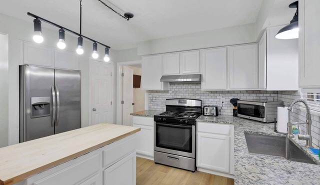 Bright 5BR Family Home -Near Airport, New Albany & Easy Commute