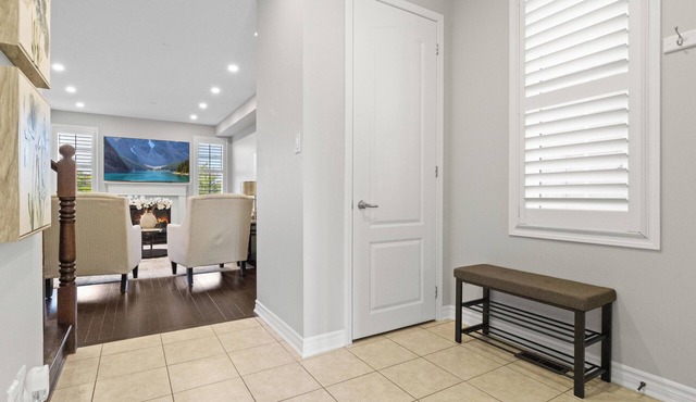 Bright 5BR Milton Home~Main Floor Bedroom Retreat