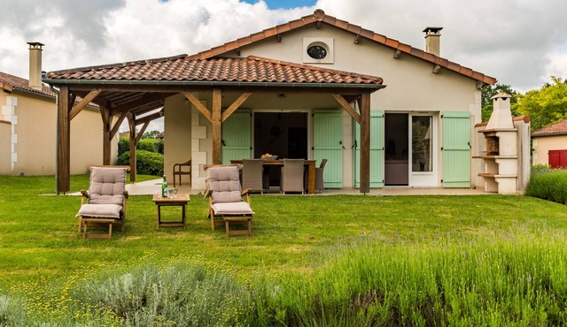 Bright 6-person villa in the heart of the Gâtine regionRental March to October