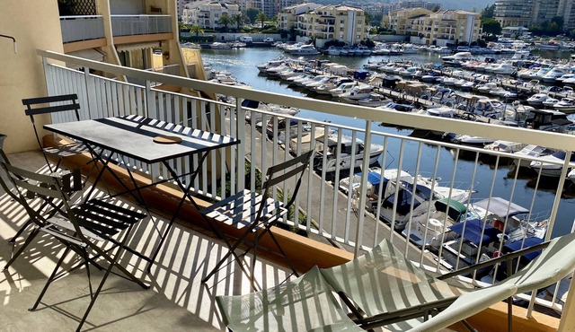 Bright 6-seater apartment overlooking the Marina