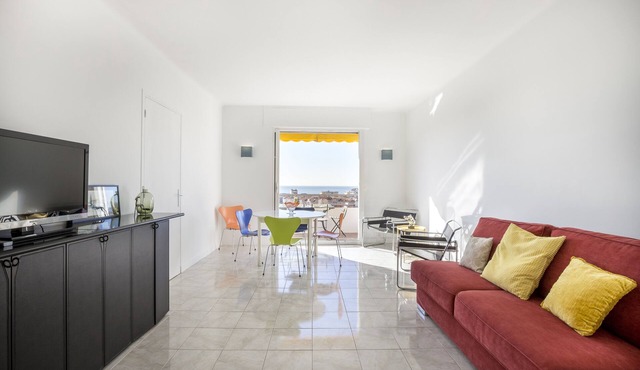 Bright, 63m², panoramic view of city and sea. Garage
