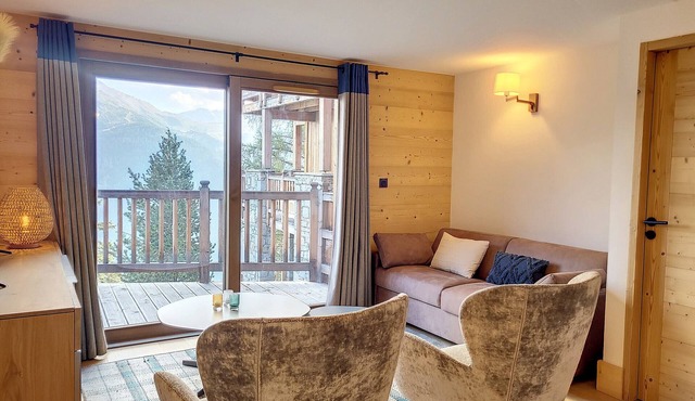 Bright Apartment with Spa, Billiards and Parking included