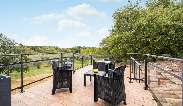 Bright and large loft style cottage with jacuzzi and sauna.