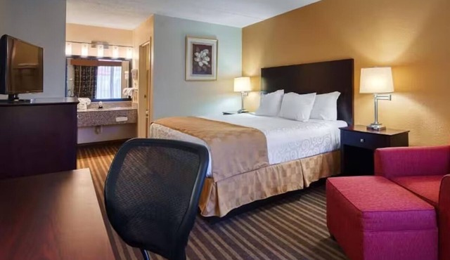 Bright & Affordable Room Perfect for Exploring Chattanooga Attractions