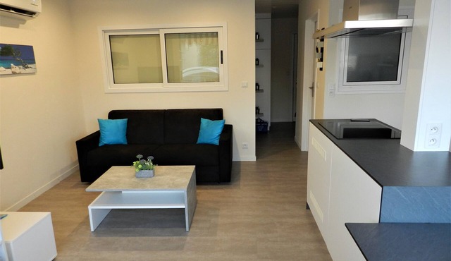 Bright air-conditioned apartment close to the beach and shops