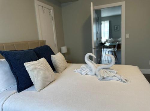 Bright & Airy 1 BDRM Private Apt