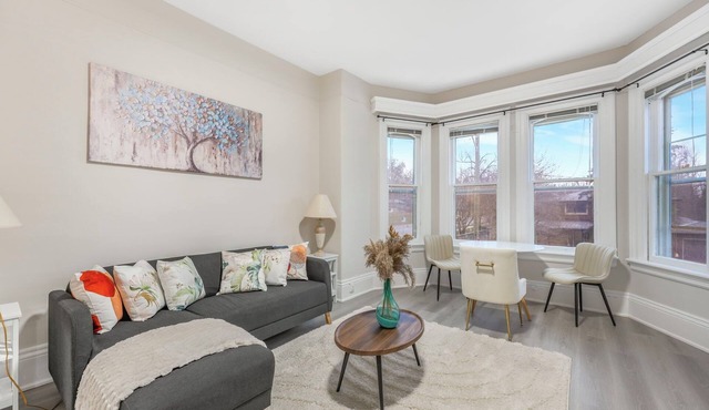 Bright & Airy 1 BR Apt Overlooking Lake Simcoe