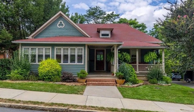 Bright & Airy 1910 Cottage with 2 King Master Suites! Updated! Close to campus!