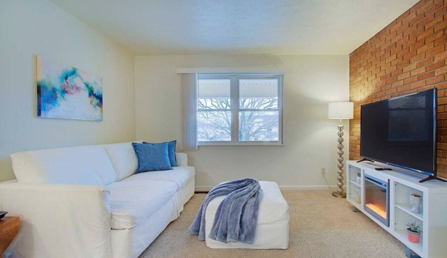 Bright & Airy 1BR near Hall of Fame/Hwy/Airport