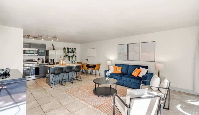 Bright & Airy 2BR in West Palm–Near Beach & Shops