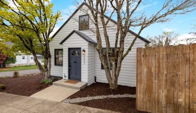 Bright & Airy 3-bedroom house with AC in charming Oregon City