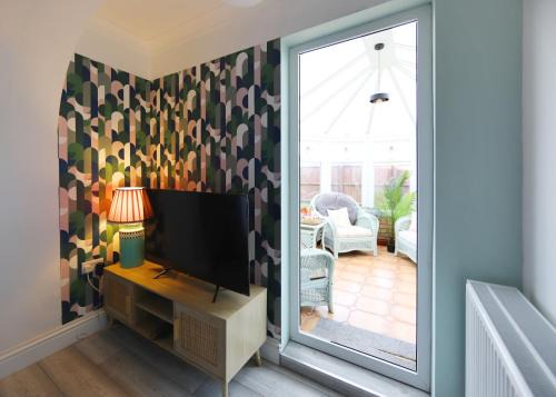 Bright & Airy 4x Bed House with Parking