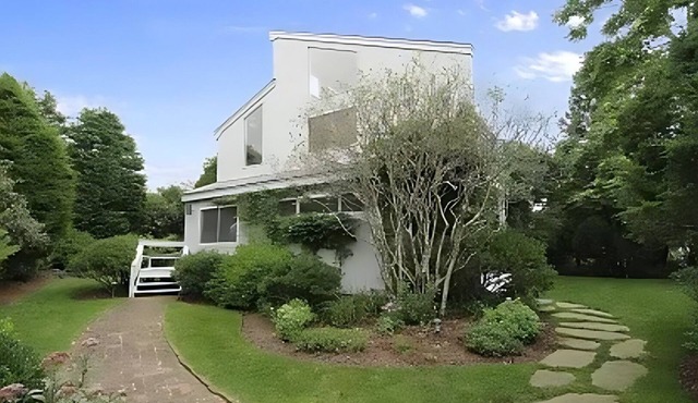 Bright & Airy Amagansett Beach House. Quiet & Stone's Throw From The Beach!