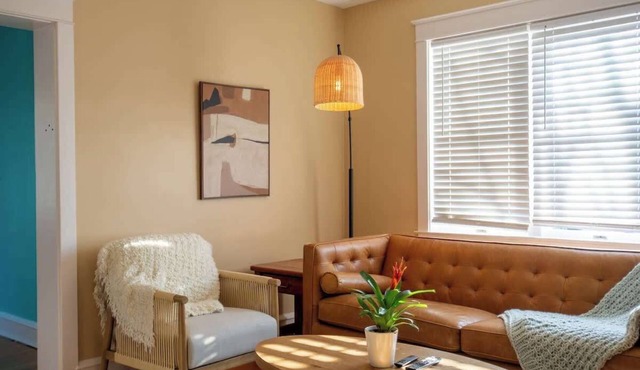 Bright & Airy Apartment w Massive Master Suite