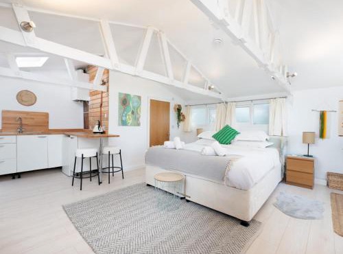 Bright & Airy Countryside Cabin Near Oxford, Perfect Getaway with Scenic Views - Pass the Keys