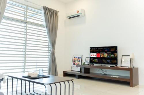 Bright & Airy Double-Storey Retreat 4BR