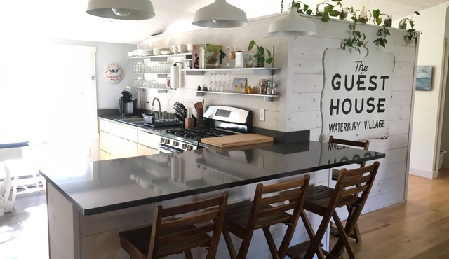 Bright & Airy Guest House in downtown Waterbury