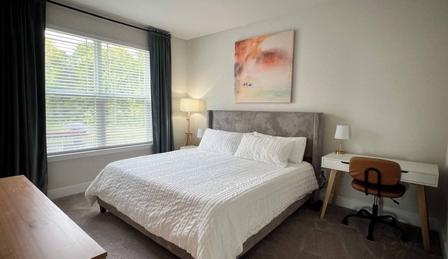 Bright, Airy & Modern 1BR with King Bed & Free Parking