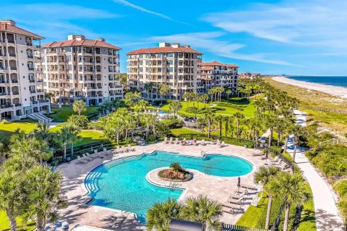 Bright & airy oceanfront condo with pool, huge balcony, washer/dryer & AC