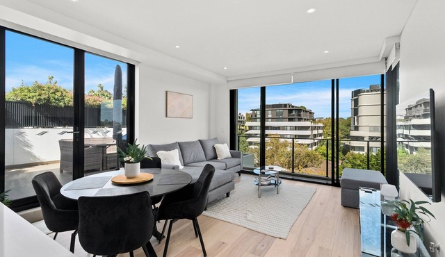 Bright & Airy Retreat with Balcony & BBQ