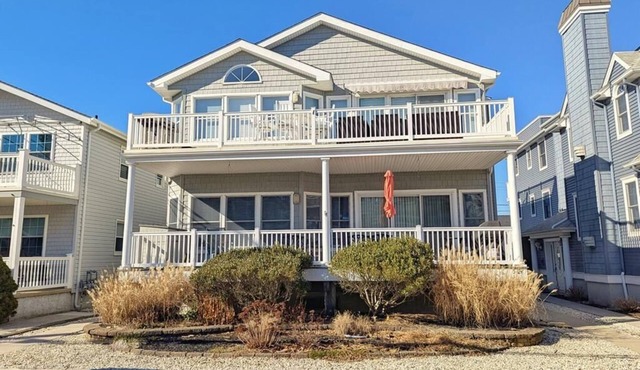 Bright & Airy Southend 4BR Condo Sleeps 10 Rooftop Deck