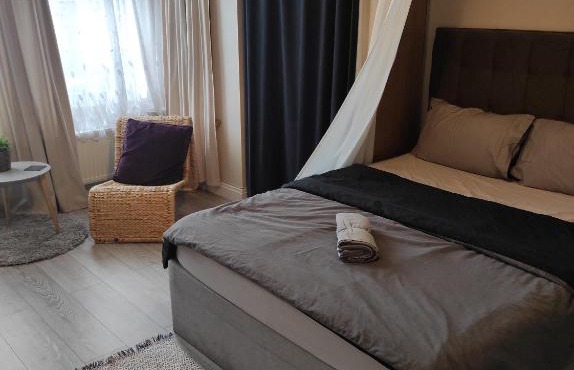 Bright & Airy Spacious Double Room