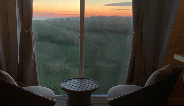 Bright and Airy Ocean View Loft. A few minutes walk to Mavillette beach.