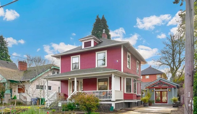 Bright and Airy 3 bed 1.5 bath Pet Friendly Mid Term Rental in Kerns Laurelhurst