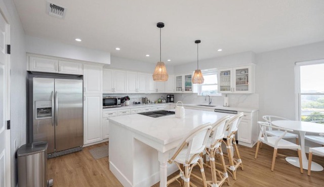 Bright and airy beach vacation spot- perfect for families and ocean views