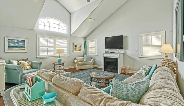 Bright and Airy Condo. One block to the Beach. Great location.