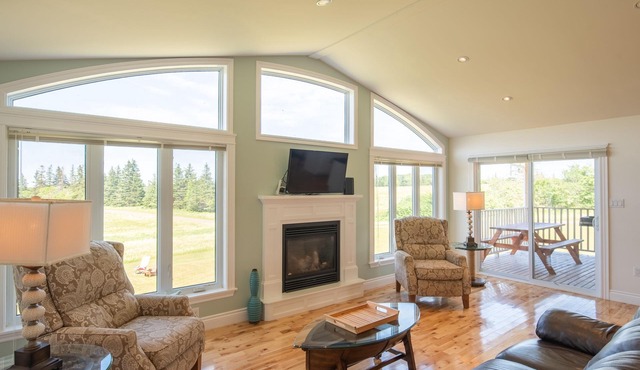 Bright and Airy Island Stay Near Golf and Cavendish Beach