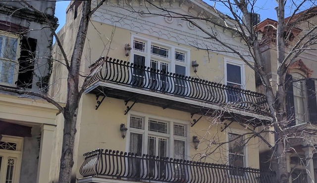 Bright and Airy, Historic Condo on Monterey Square