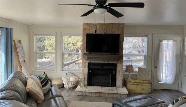 Bright and Airy Lakeside Bungalow with Stunning Views!