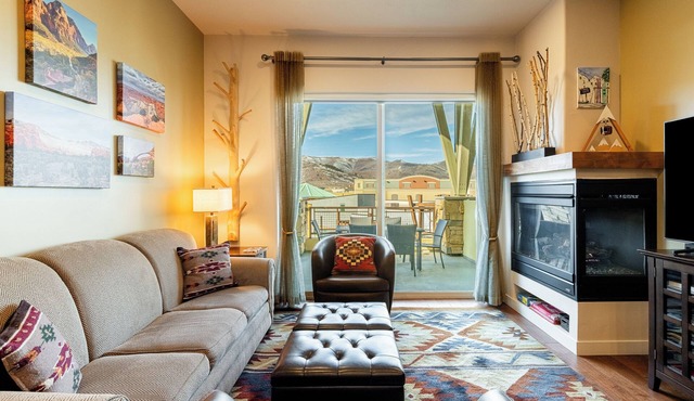 Bright and Airy Mountain Townhome. Walk to Shops, Dining, Trails + Hot Tub