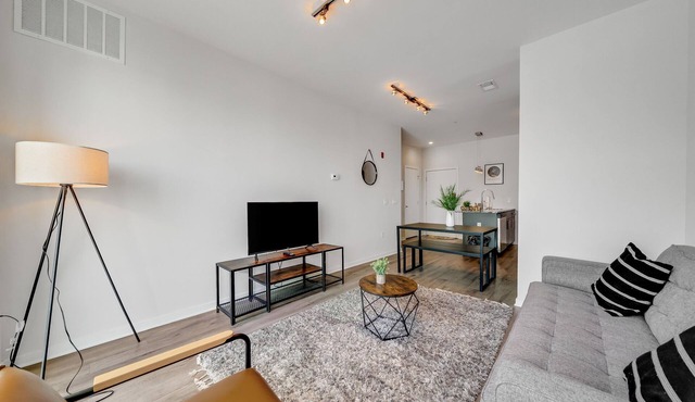 Bright and Airy One Bedroom Suite I Pool I Gym