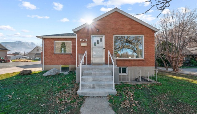 Bright and Airy Springville home with 4 bedrooms