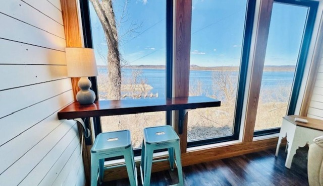 Bright and airy tiny home close to quaint river towns!